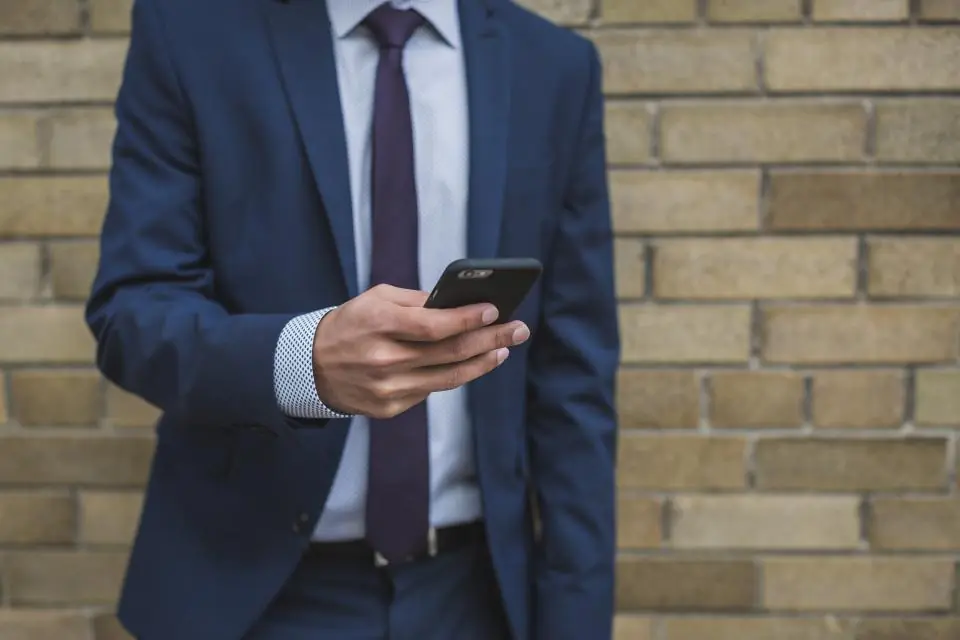 Asesor de seguros consultando su celular